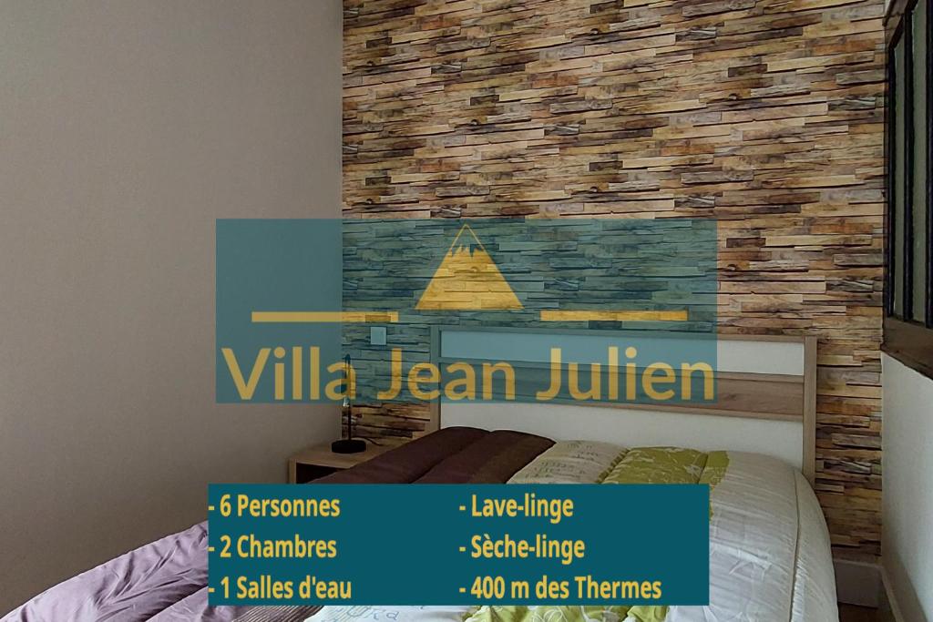 - une chambre avec un mur en pierre dans l'établissement Villa Jean Julien - Les Cascades - Appartement T3 - 2 chambres - 6 personnes, à Le Mont-Dore