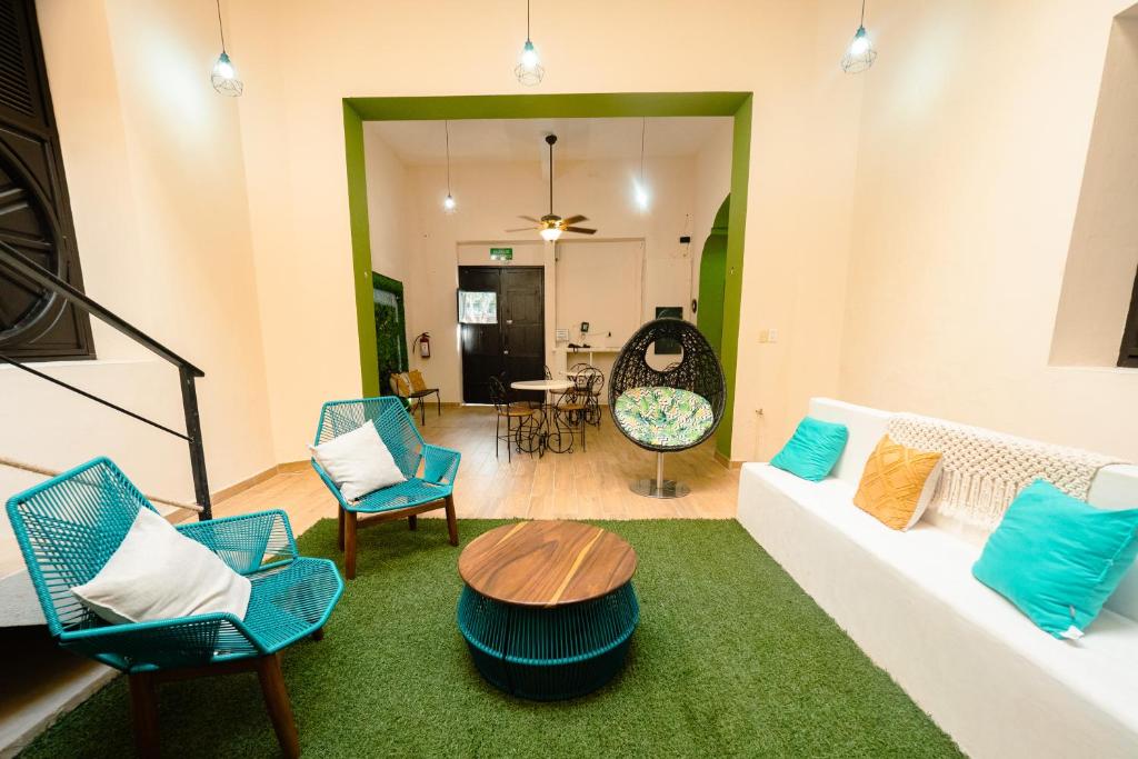 Posezení v ubytování Nido Colibrí - Private Rooms and hostel Dorms in Remate de Paseo Montejo