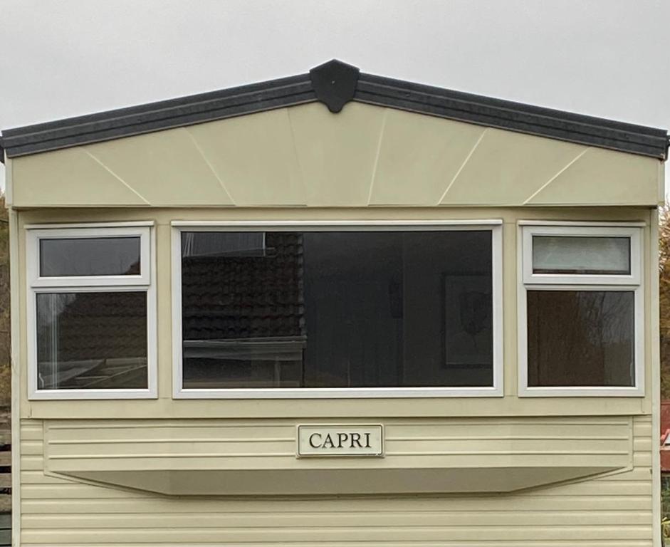 a carril window on the side of a garage at Croft View in Taynuilt