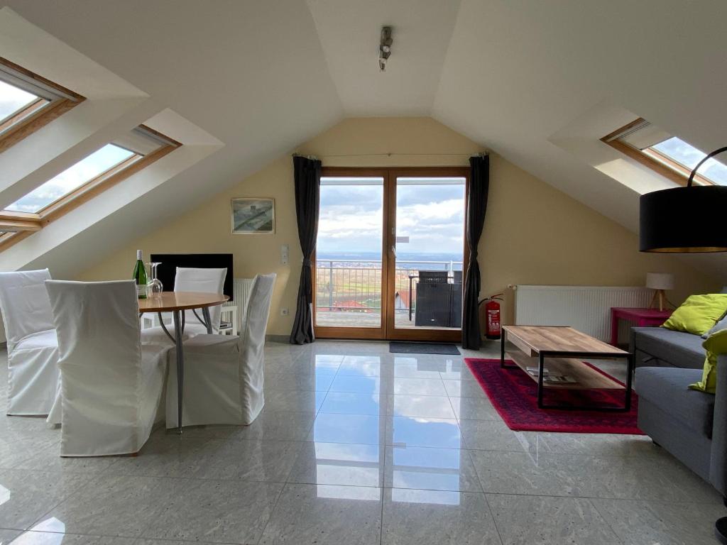 ein Wohnzimmer mit einem Tisch und einem Sofa in der Unterkunft Ferienwohnung Fernblick Pfalz - mit Sauna in Weyher