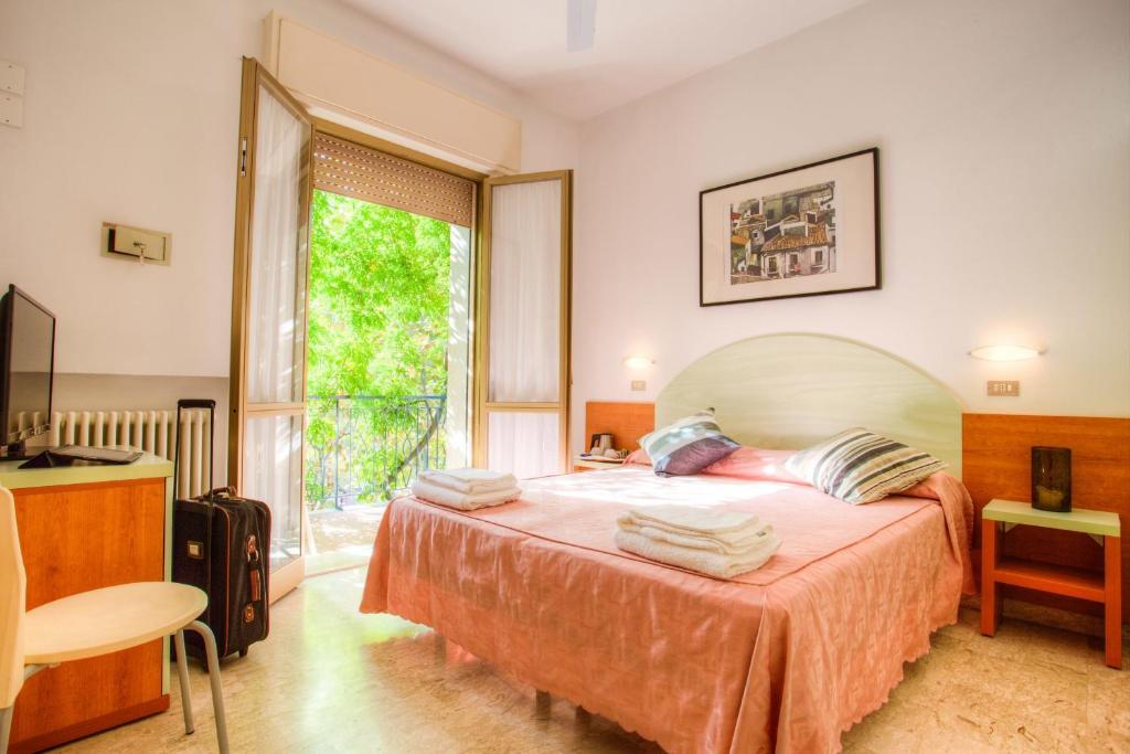 Łóżko lub łóżka w pokoju w obiekcie Albergo Villa Lucia