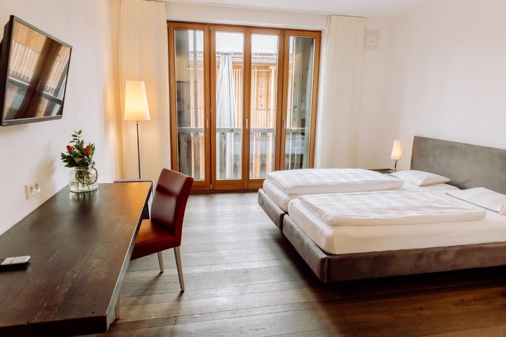 Postel nebo postele na pokoji v ubytování Hirzinger - Gasthaus und Hotel