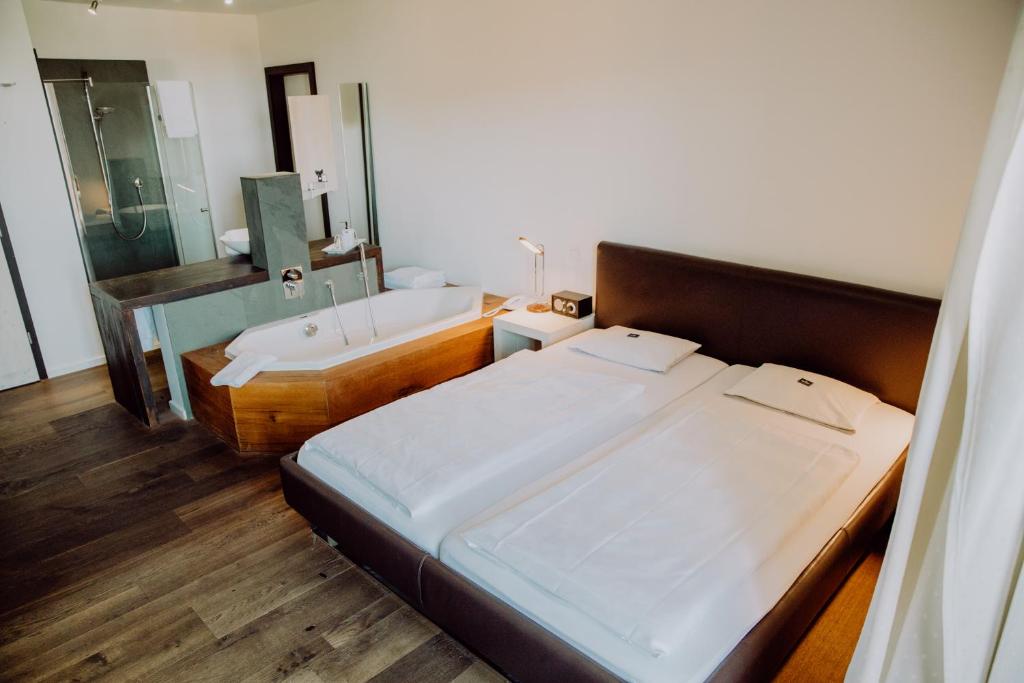 Postel nebo postele na pokoji v ubytování Hirzinger - Gasthaus und Hotel