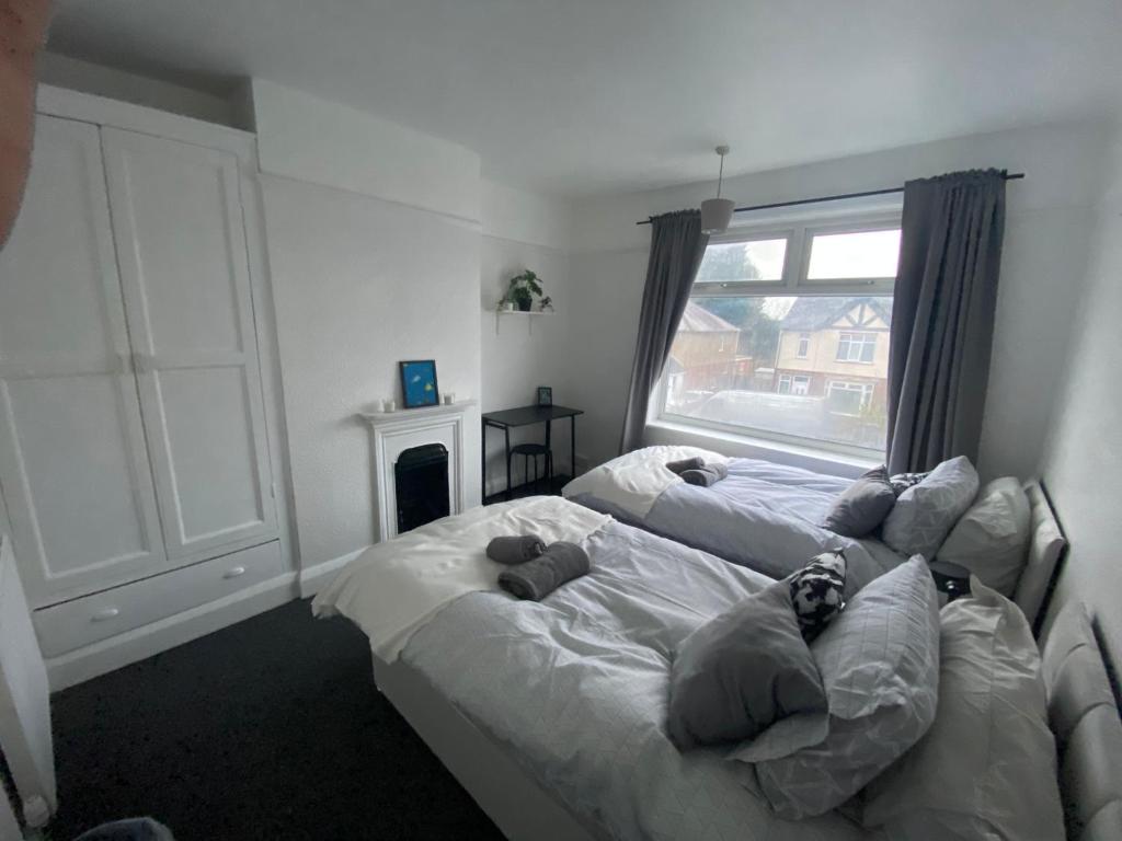 1 dormitorio con 2 camas y ventana en Peaceful stay Near Derby City Centre Room 3 en Derby
