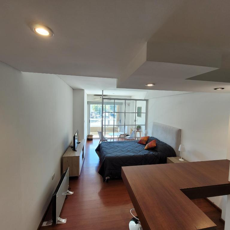 ein Schlafzimmer mit einem Bett und einem Tisch in einem Zimmer in der Unterkunft Salta Hills 2 in Salta