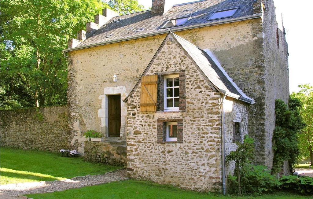 Cette ancienne maison en pierre dispose d'une véranda et d'une fenêtre. dans l'établissement Amazing Home In Conflans Sur Anille With Sauna, à Conflans-sur-Anille