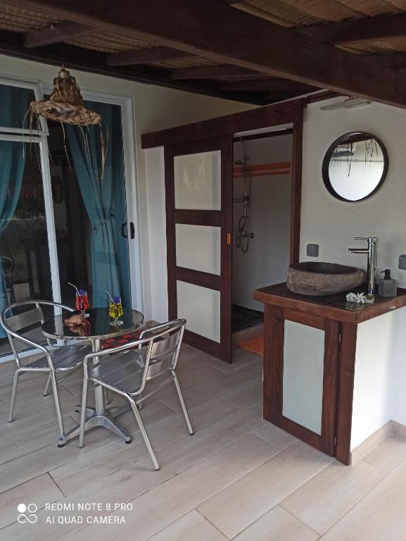 Kuchyň nebo kuchyňský kout v ubytování La Maison Du Voyage