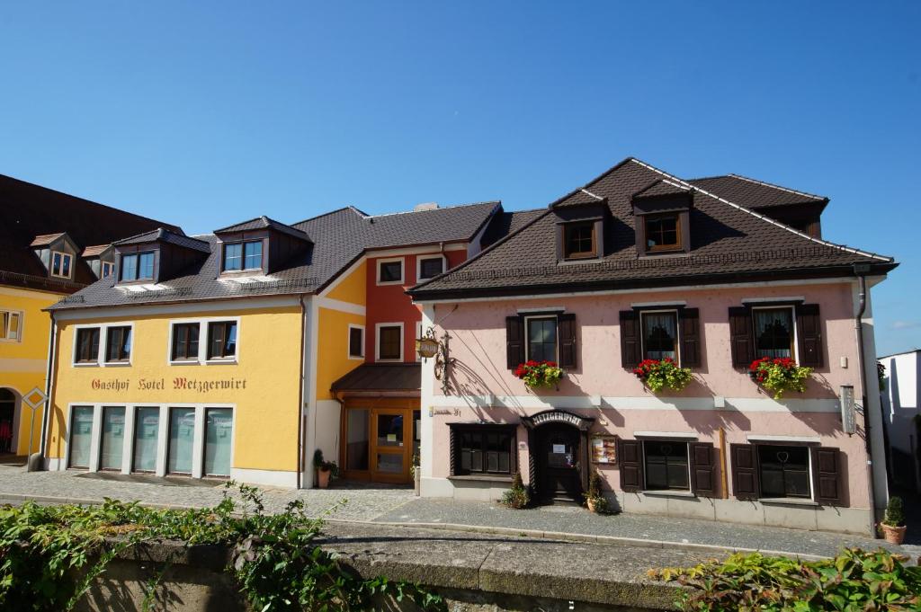 una fila de casas coloridas en una calle en Gasthof Metzgerwirt, en Regenstauf