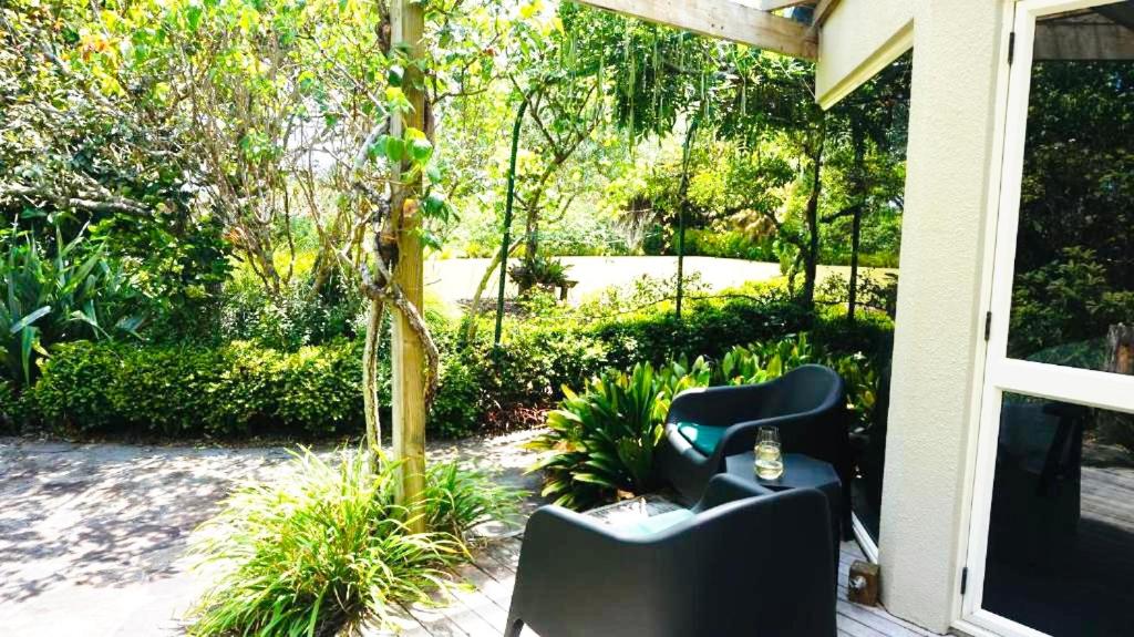 AlbanyにあるMaddisons Garden Guest Suite - Coatesvilleの椅子一組