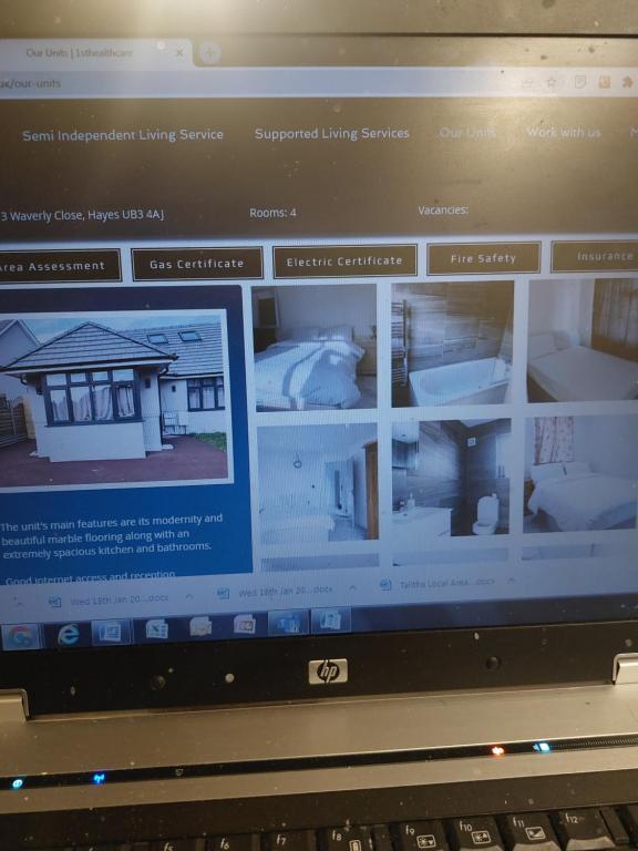 倫敦的住宿－Diamond accommodation，手提电脑屏幕,上面有房子的照片
