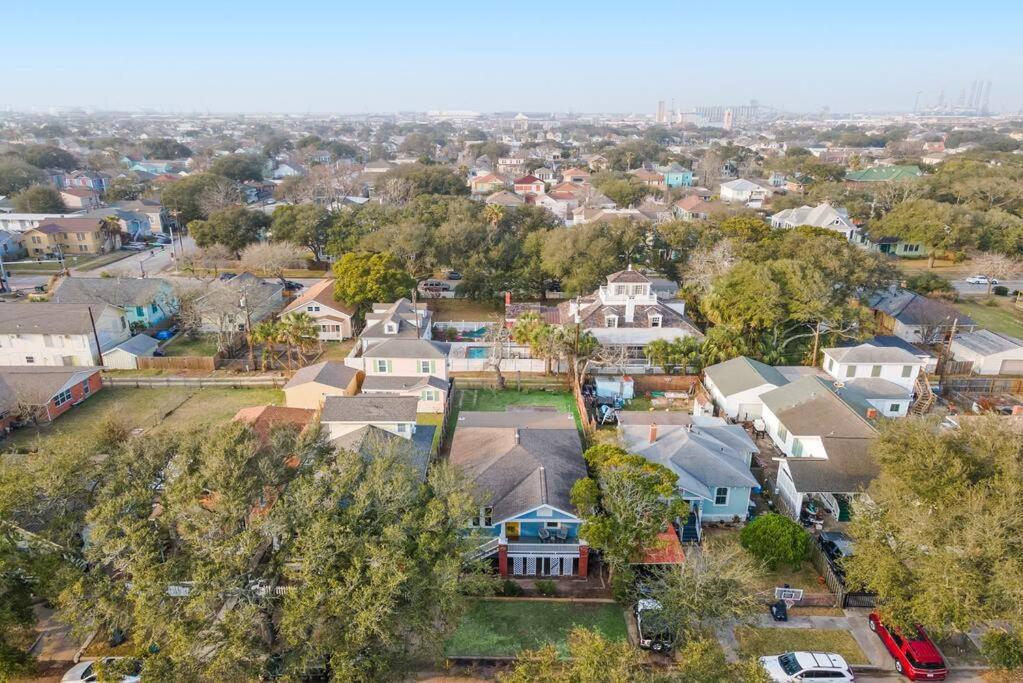 una vista aerea di un quartiere residenziale con case di Vintage Crown a Galveston