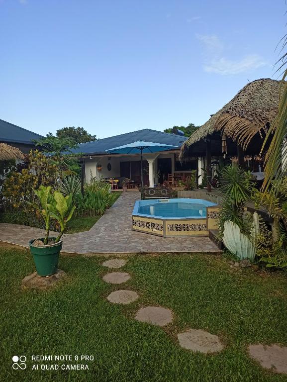 Bazén v ubytování La Maison Du Voyage nebo v jeho okolí