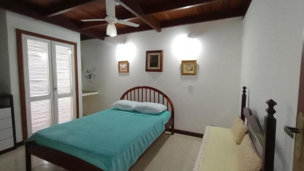 Schlafzimmer mit einem Bett und einem Deckenventilator in der Unterkunft Duplex Top! - Visit and Love Us - Piccola Marina Bracuhy in Angra dos Reis