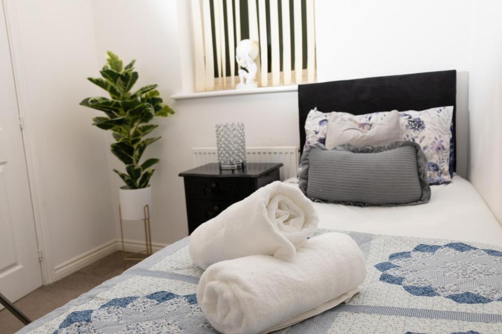 Un pat sau paturi într-o cameră la Broughton Haven 5 Beds House Free WiFi, Free parking, NETFLIX