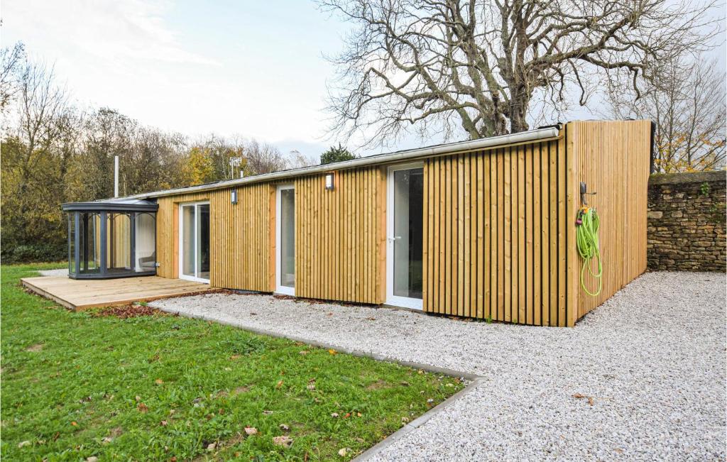 una pequeña casa con fachada de madera en un patio en Stunning Home In Clitourps With Wifi en Clitourps