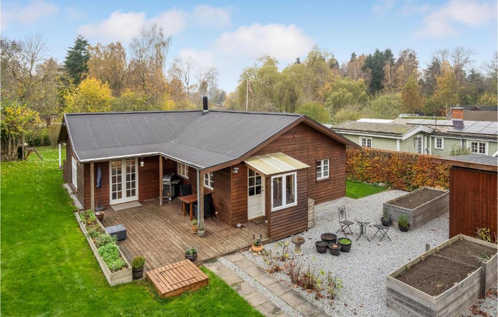 een tiny house met een terras in een yard bij Cozy Home In Ballerup With Kitchen in Ballerup