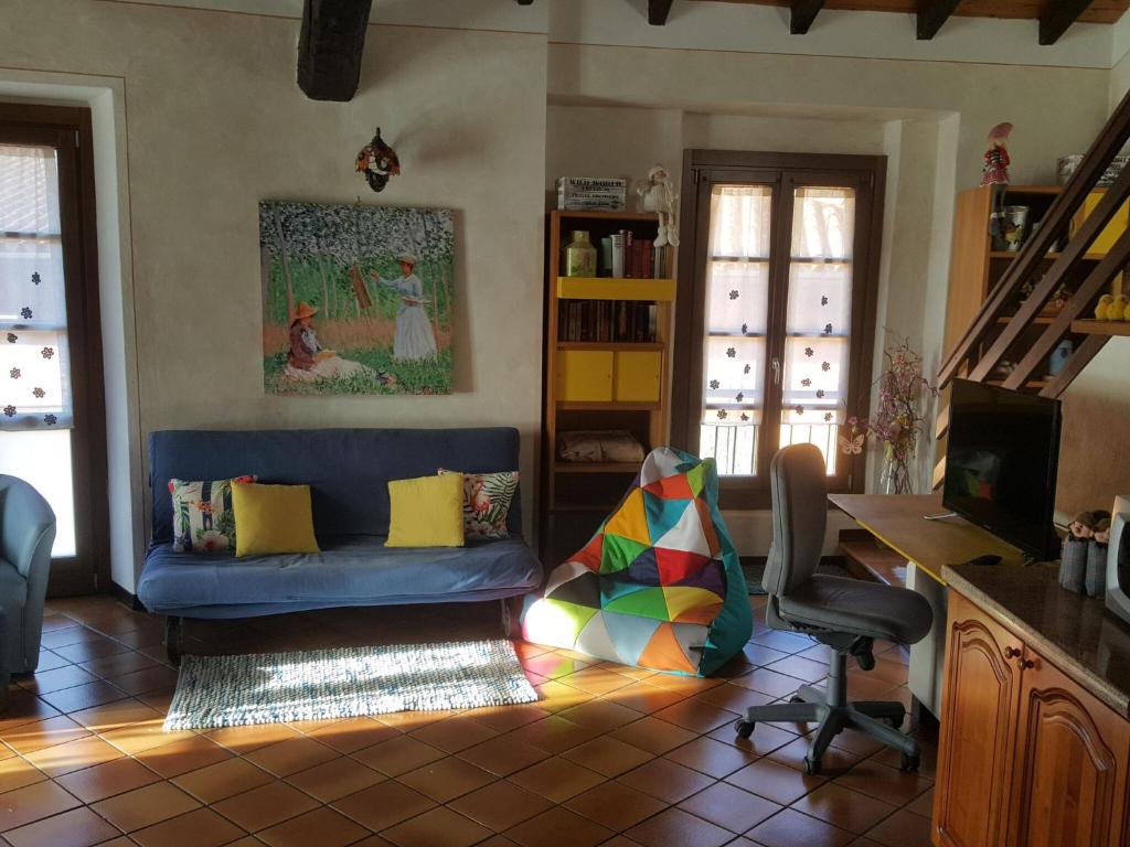 sala de estar con sofá azul y TV en Appealing holiday home in Crone with terrace, en Crone