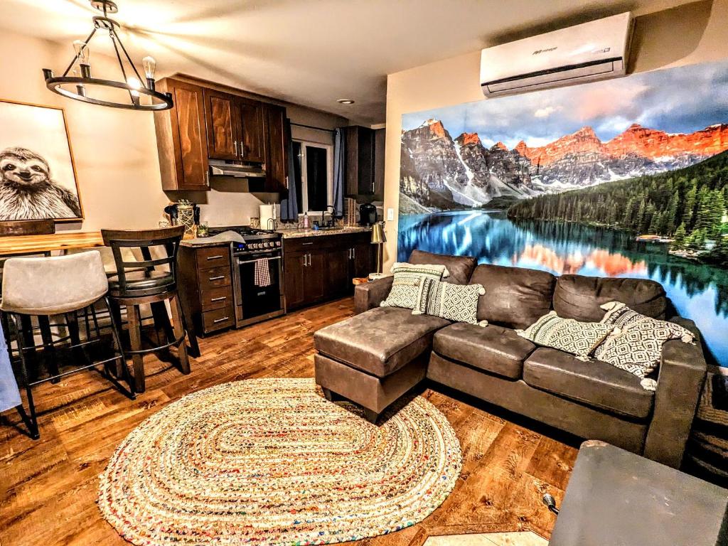 The Luminous Lodge-Remodeled Cabin W/ Valley Views - Housity