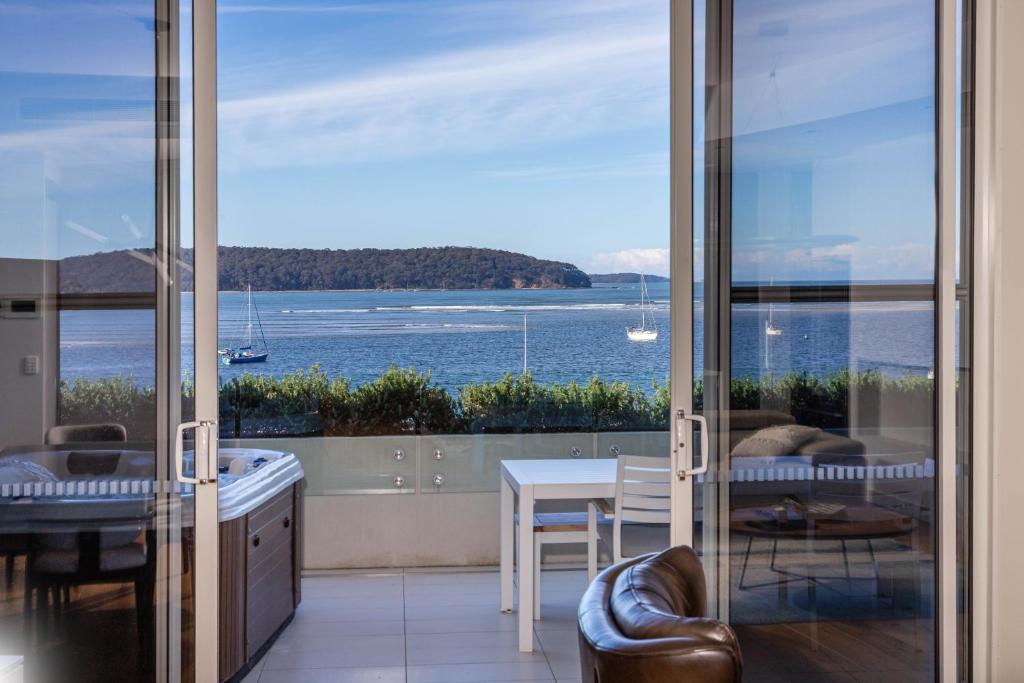 ein Wohnzimmer mit Meerblick in der Unterkunft Penthouse On The Promenade in Batemans Bay