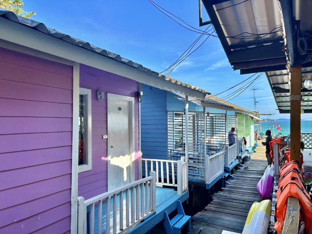 象島的住宿－Koh Chang Baanrimtalay，码头上一排色彩缤纷的房屋