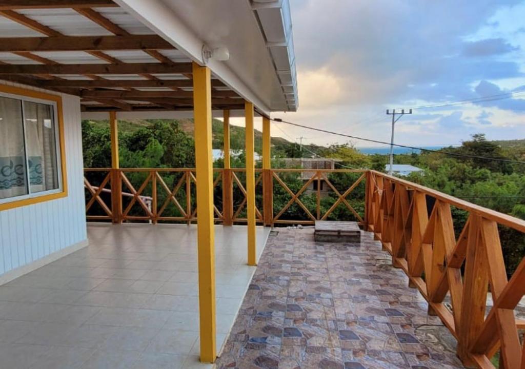 einen Balkon eines Hauses mit Aussicht in der Unterkunft Posada McBean in Providencia