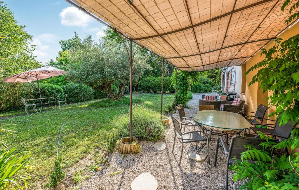 Vonkajšia záhrada v ubytovaní 3 Bedroom Awesome Home In Marquefave