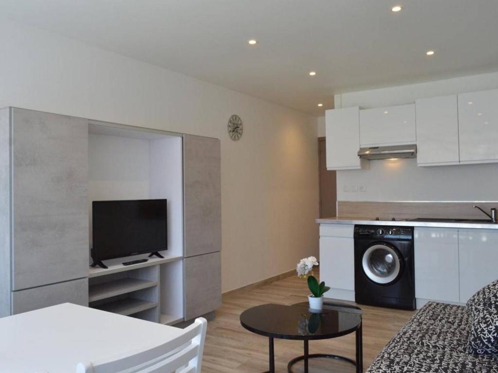 Il comprend une cuisine et un salon avec une table et un four micro-ondes. dans l'établissement Studio rénové avec parking à 850m de la plage, proche port et commerces - Cap d'Agde - FR-1-249-252, au Cap d'Agde