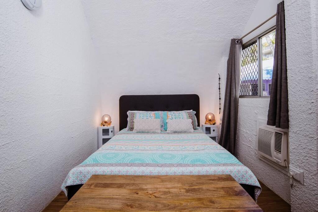 Ліжко або ліжка в номері Unique Ocean-front Igloo at Trinity Beach sleeps 2