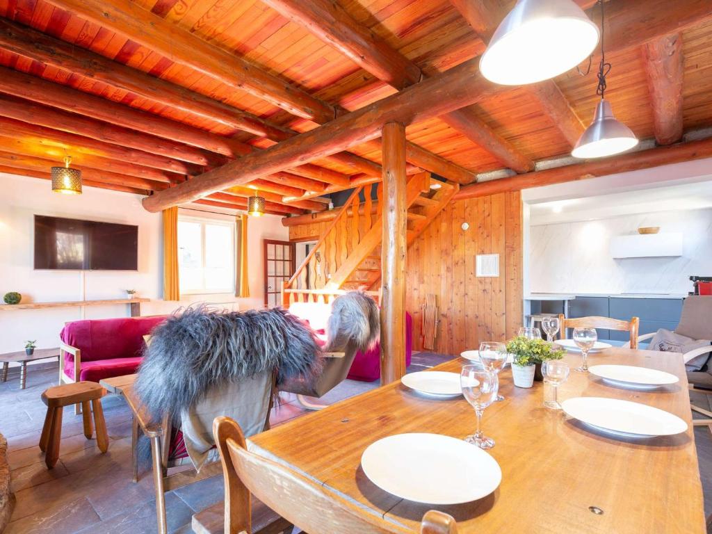 a dining room with a wooden table and chairs at Chalet typique rénové à Soulan, 4 chambres, 9 pers. - FR-1-296-349 in Saint-Lary-Soulan