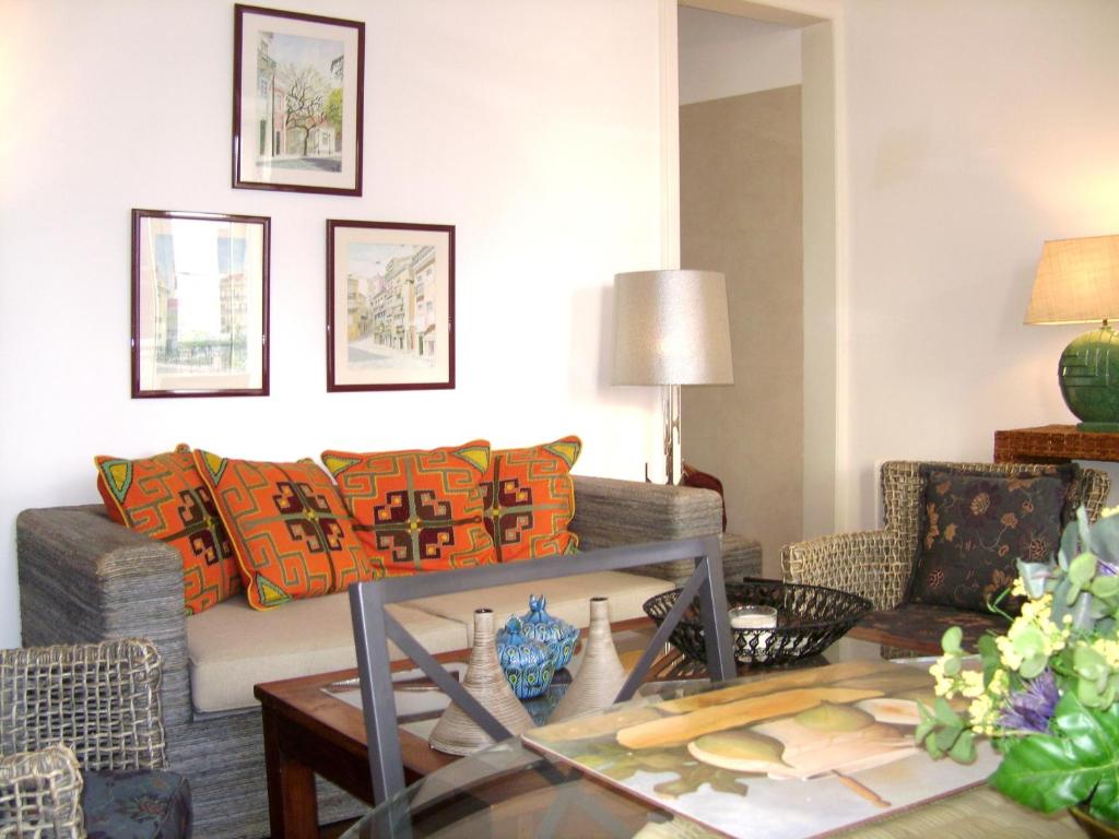een woonkamer met een bank en een tafel bij Elegant S. Miguel Apartment in Lissabon