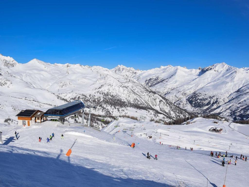 a group of people skiing down a snow covered mountain at Appartement Serre Chevalier, 1 pièce, 4 personnes - FR-1-330F-119 in Serre Chevalier