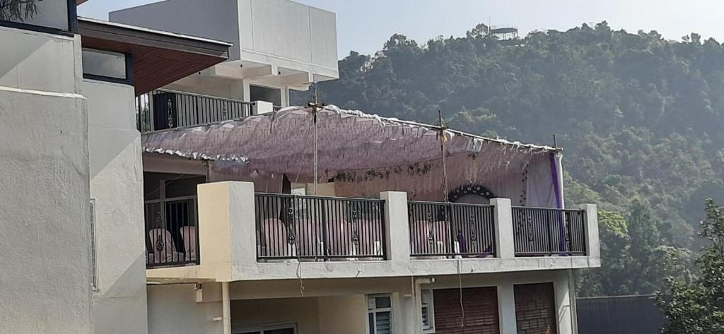 Nespecifikovaný výhled na hory nebo výhled na hory při pohledu z hotelu