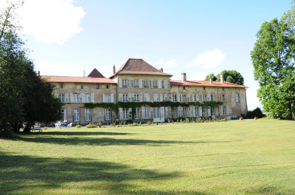 een groot gebouw met een groot veld ervoor bij Château D'Alteville in Tarquimpol