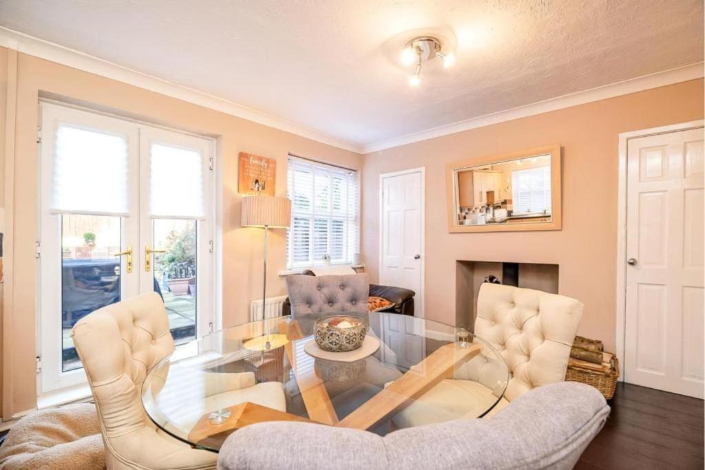 A seating area at Comfortable three Bedroom House in great Durham City