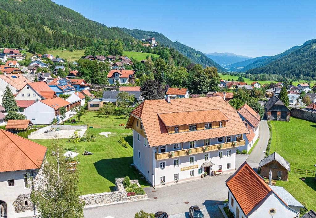 - une vue aérienne sur un village avec un grand bâtiment dans l'établissement Der Graggober, à Oberwölz Stadt