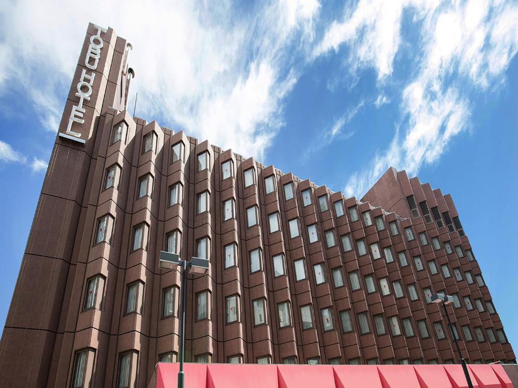 東京的住宿－澀谷東武酒店，一座棕色的建筑,上面有标志