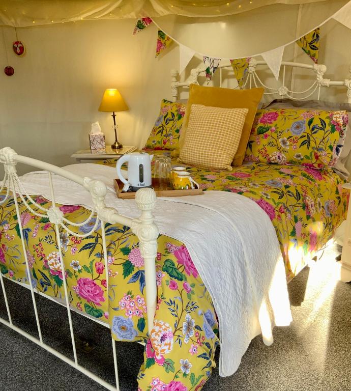Postel nebo postele na pokoji v ubytování Bramble Lodge Glamping