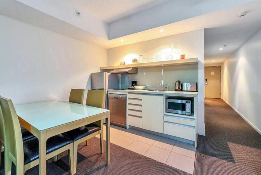 Η κουζίνα ή μικρή κουζίνα στο One bed Harbour and city views apartment