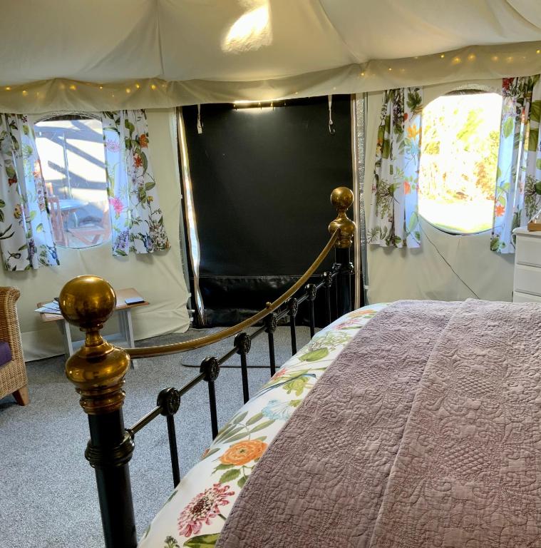 Postel nebo postele na pokoji v ubytování Bramble Lodge Glamping