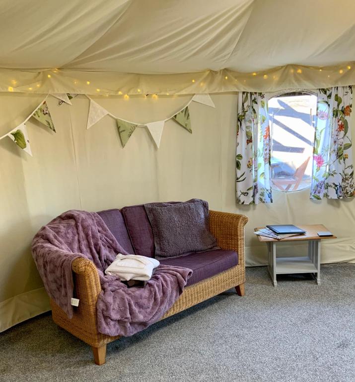 Posezení v ubytování Bramble Lodge Glamping