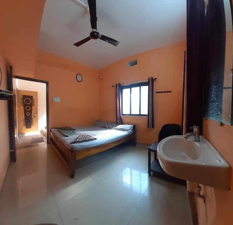 Postel nebo postele na pokoji v ubytování Kshanbhar Vishranti Home Stay