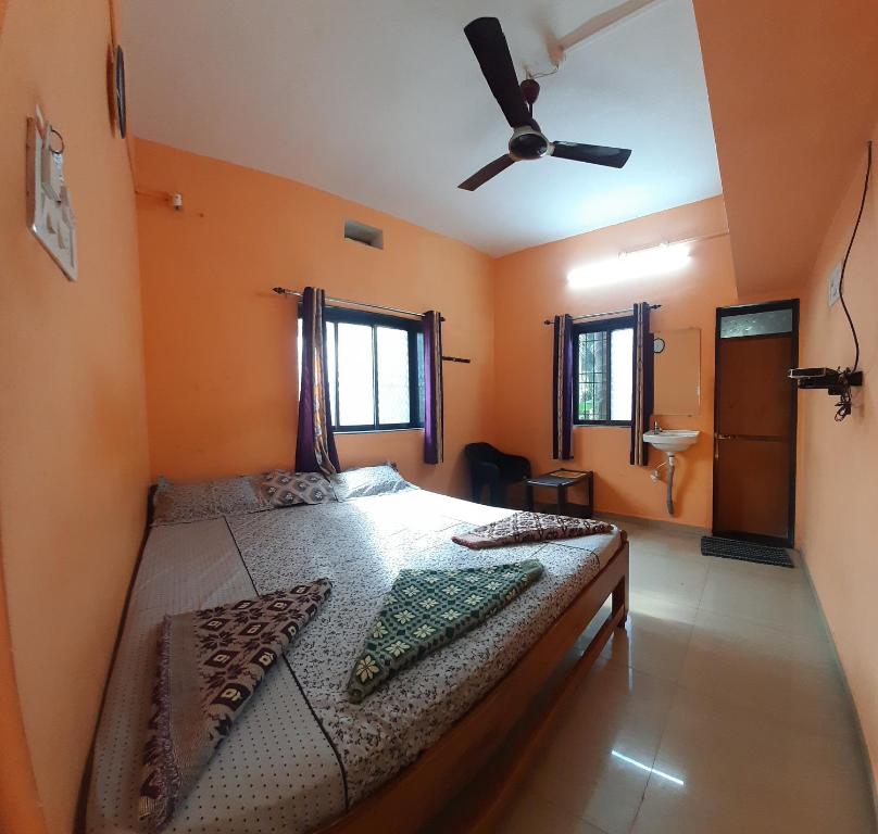 Postel nebo postele na pokoji v ubytování Kshanbhar Vishranti Home Stay