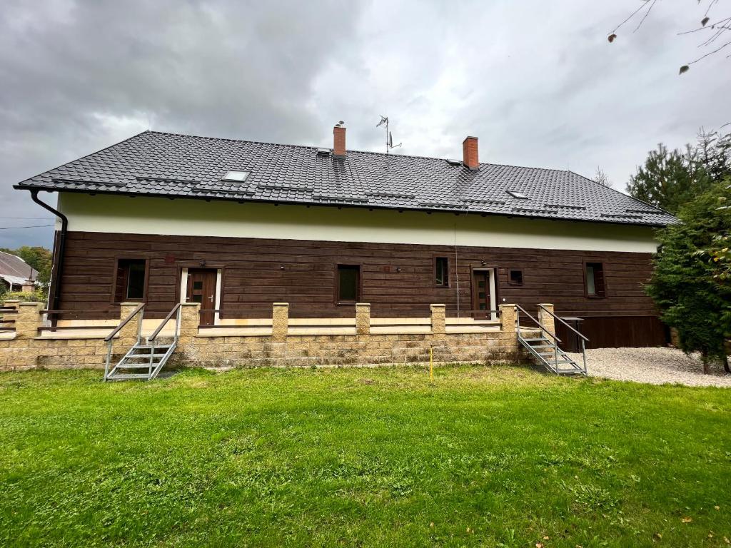 Budova, kde se aparthotel nachází