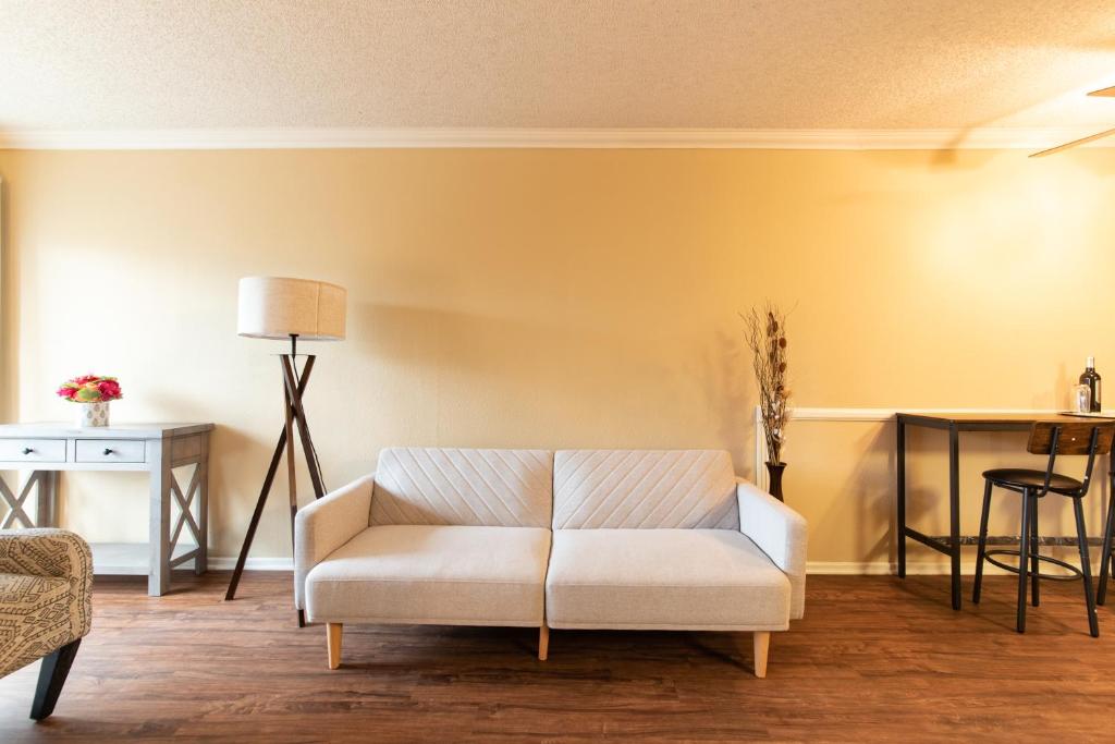 sala de estar con sofá blanco y mesa en Luxurious stay near the Beach en Newport Beach