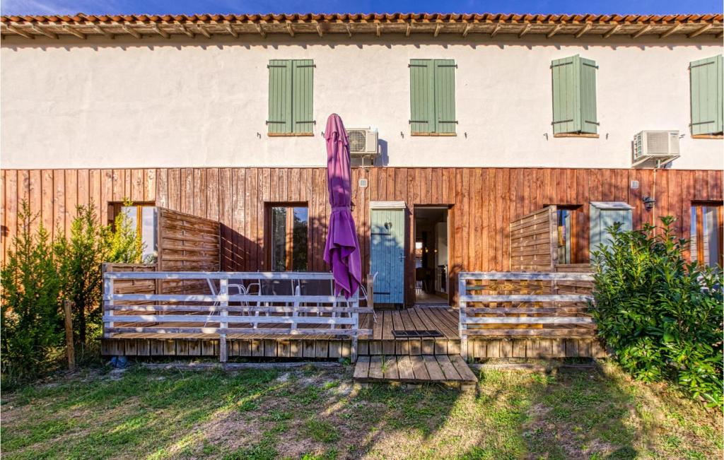een huis met een paarse paraplu op de veranda bij 3 Bedroom Beautiful Home In Rabastens in Rabastens