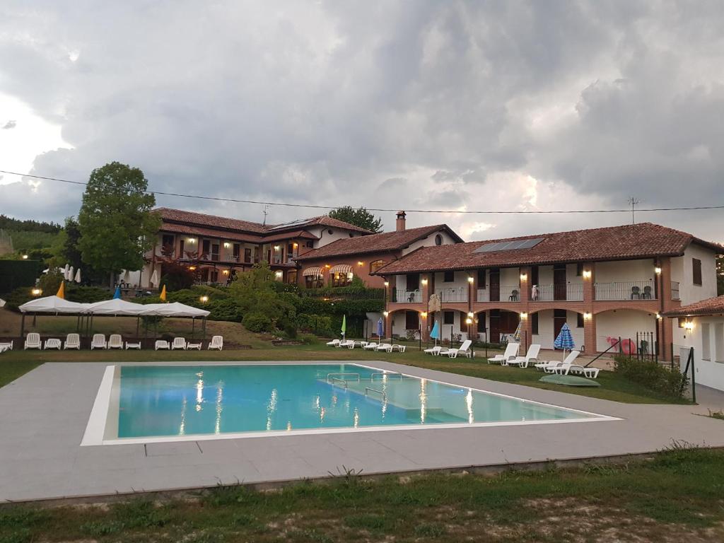 einem großen Pool vor einem Gebäude in der Unterkunft Agriturismo Le Due Cascine in San Marzano Oliveto