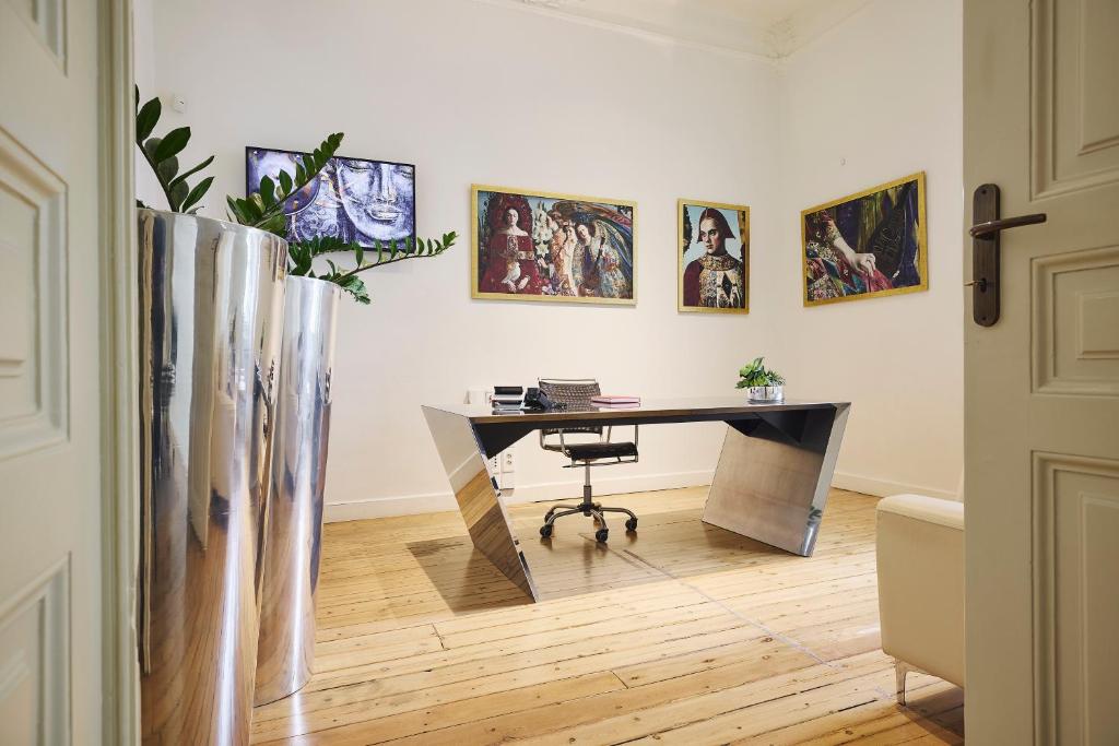 TV a/nebo společenská místnost v ubytování Bohemian Suites Athens