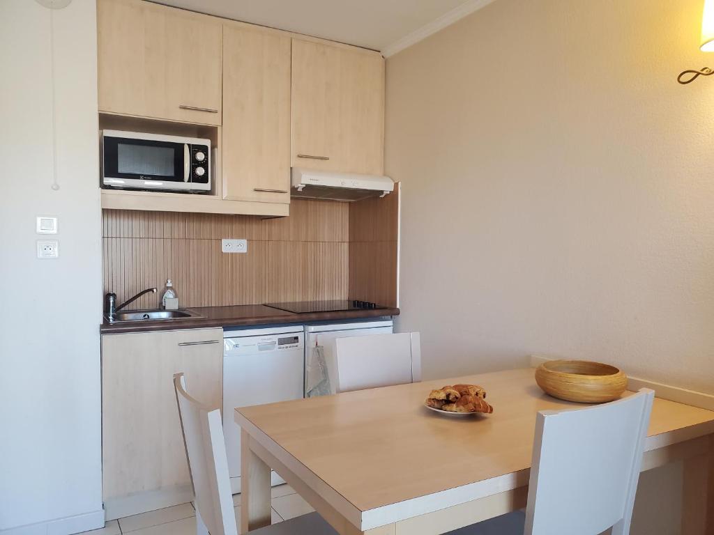 Kuchyňa alebo kuchynka v ubytovaní CAP HERMES Studio 31m2 Vue Port Climatise piscine,