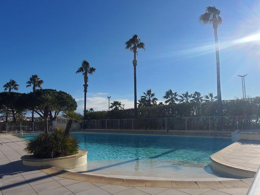 Bazén v ubytovaní CAP HERMES Studio 31m2 Vue Port Climatise piscine, alebo v jeho blízkosti