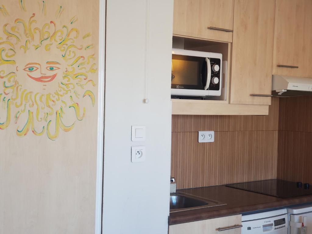 Kuchyňa alebo kuchynka v ubytovaní CAP HERMES Studio 31m2 Vue Port Climatise piscine,